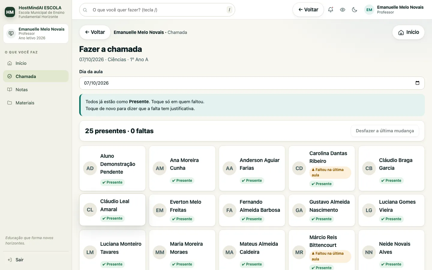 Chamada de uma aula no diário de classe: todos os alunos começam como Presente e o professor marca só quem faltou.